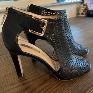 Beautiful black heels with gold detail! Size 7.5